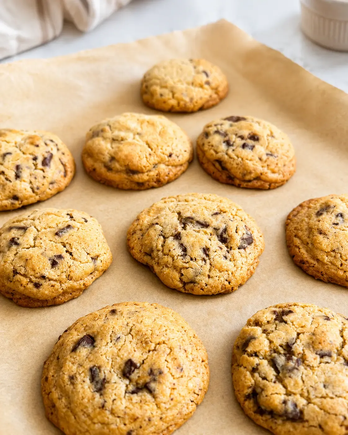 Amerykańskie Chewy Cookies na papierze do pieczenia pyszne gorące z czekoladą przepis Michał Gotuje Amerykańskie ciasteczka 