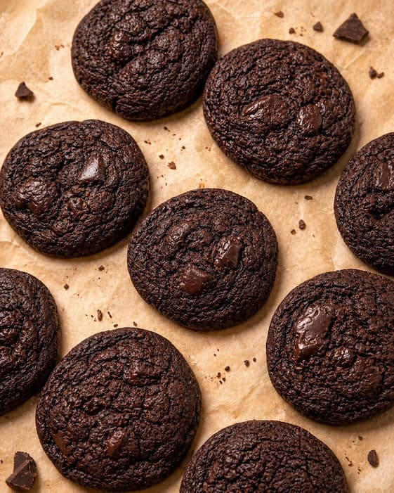 Double Chocolate Cookies czekoladowe ciasteczka na papierze do pieczenia