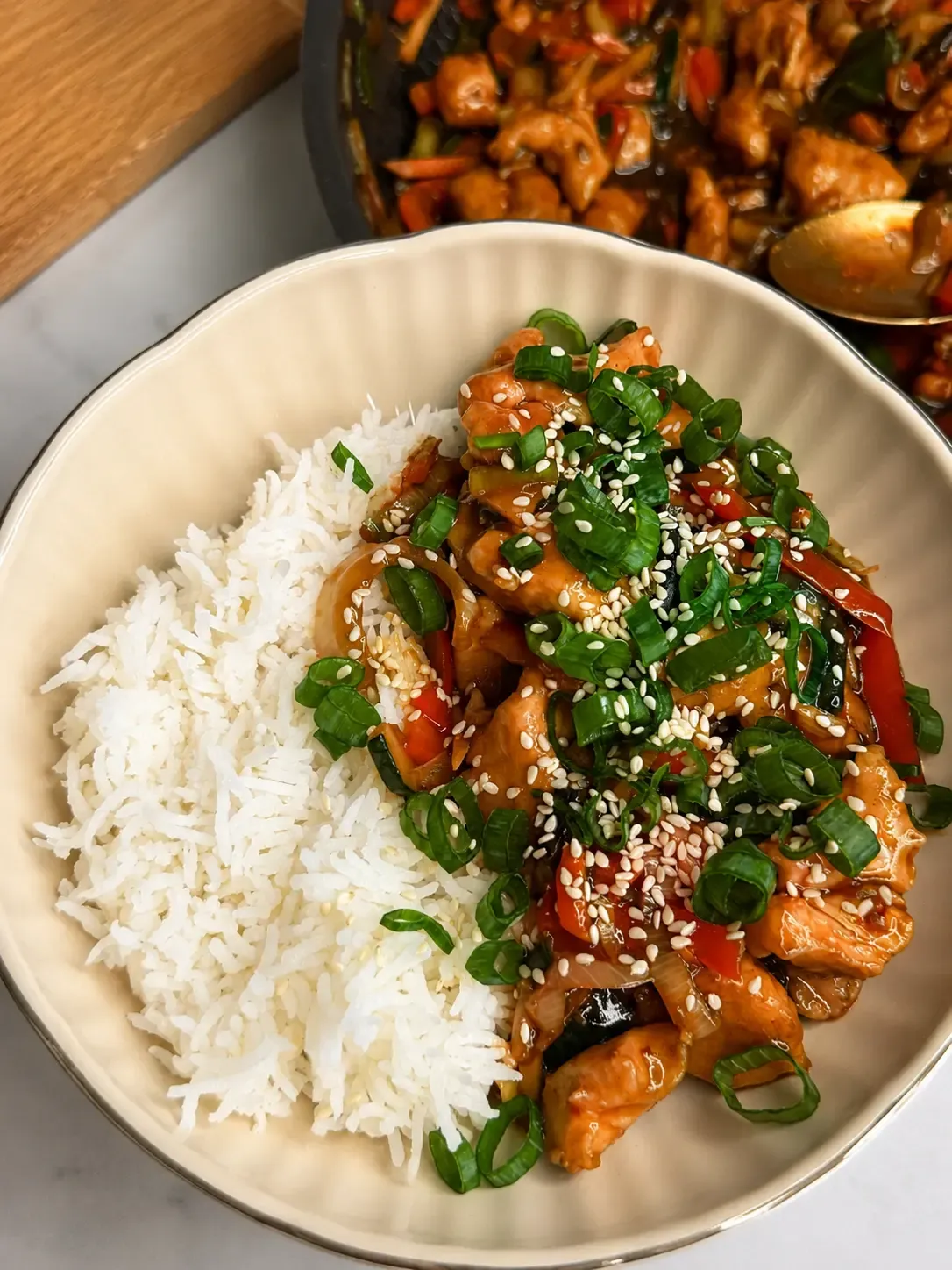 Soczysty kurczak teriyaki z warzywami i ryżem, w klejącym, słodko-słonym sosie jak z azjatyckiego baru. Prosty obiad z jednej patelni, który robi ogromne wrażenie