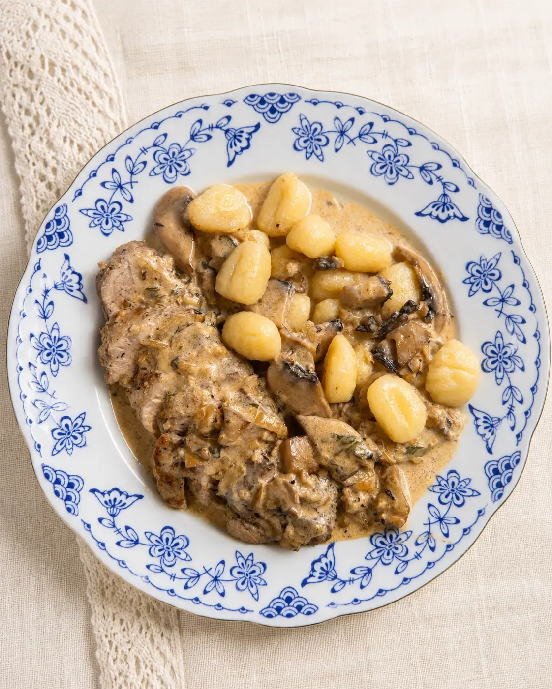 Apteyczne Polędwiczki Wieprzowe w sosie śmietanowo pieczarkowym grzyubowym podane z gnocchi na talerzu najlepszy przepis Michał Gotuje