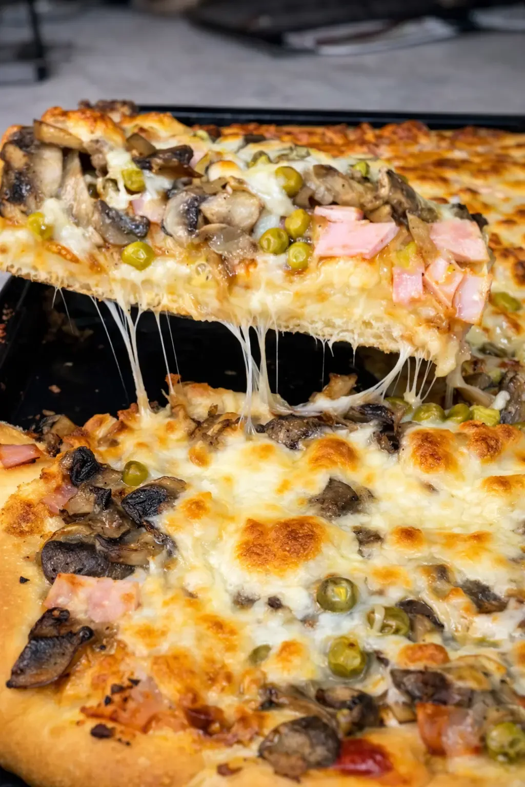 Polska pizza na grubym cieście jak u babci z przepisu michał gotuje z ciągnącym się serem pieczarkami groszkiem i szynką