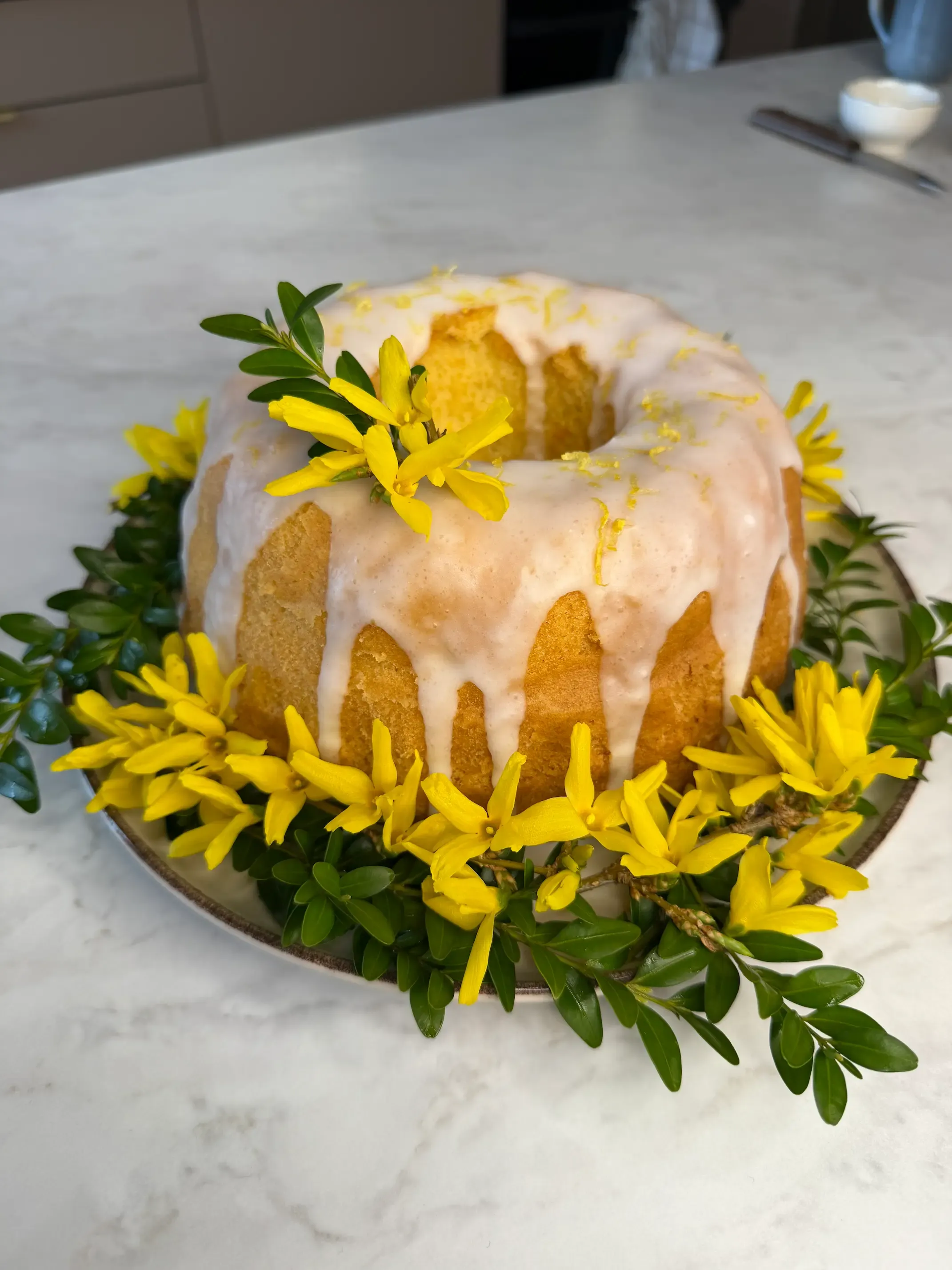 Babka cytrynowa polana lukrem udekorowana kwiatami michal gotuje