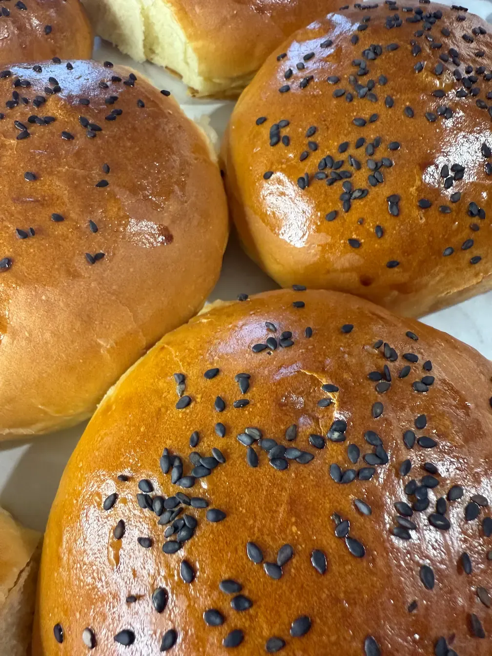 Apetyczne bulki do burgerów brioche michal gotuje posypane czarnym sezamem