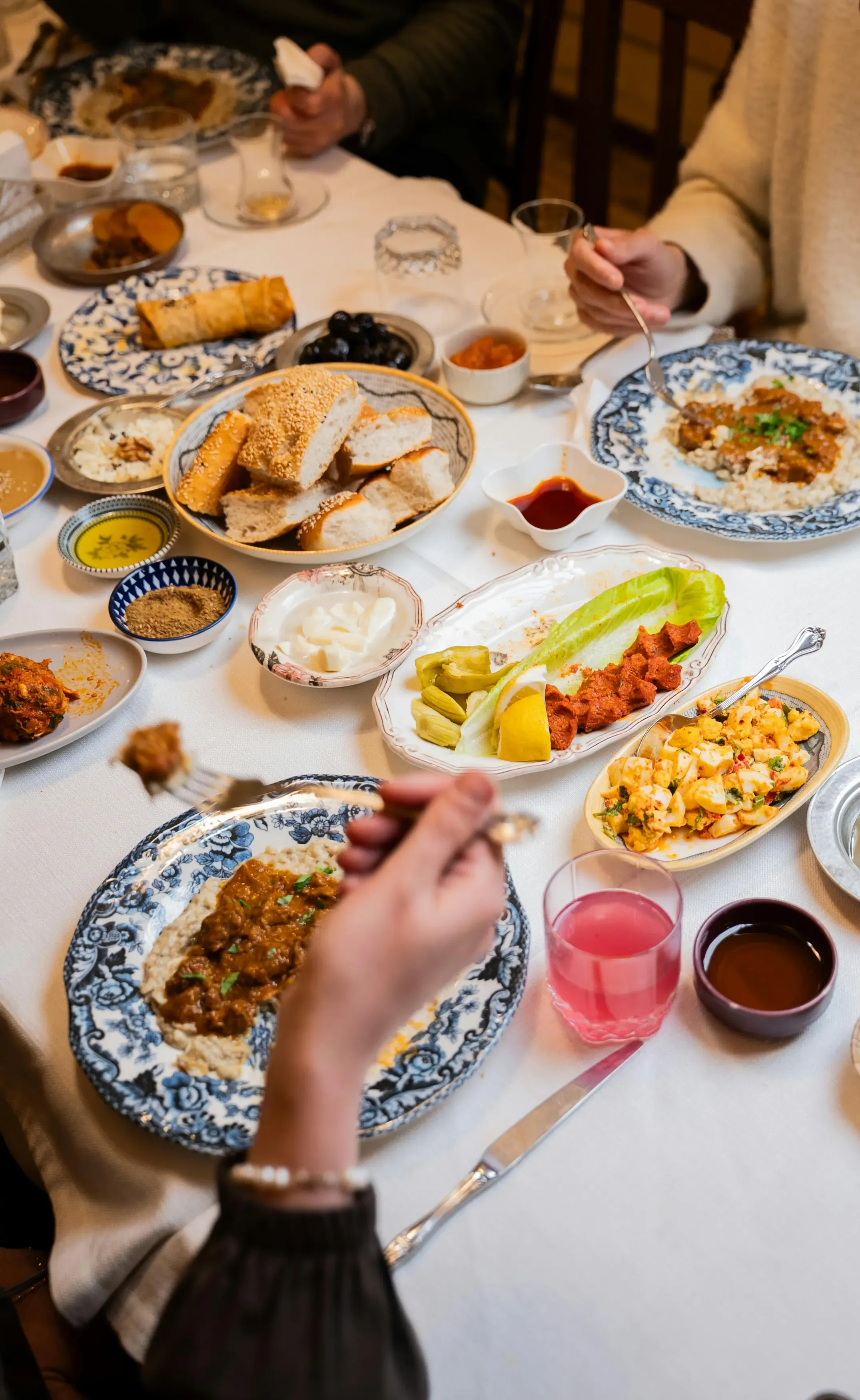 stół zastawiony jedzeniem obiadowym