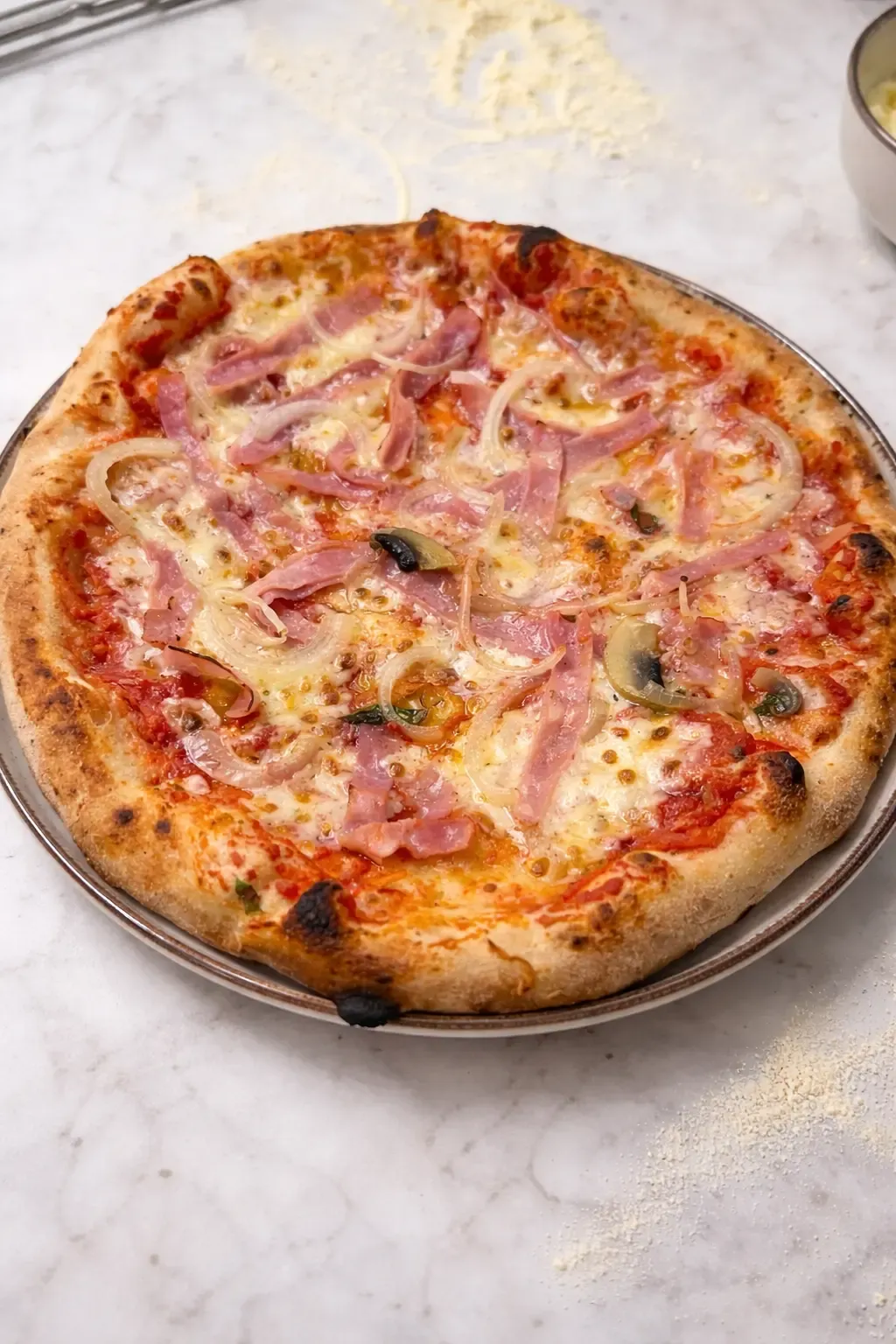 Gotowa pizza neapolitańska z sosem pomidorowym, mozzarellą i szynką                                                                         